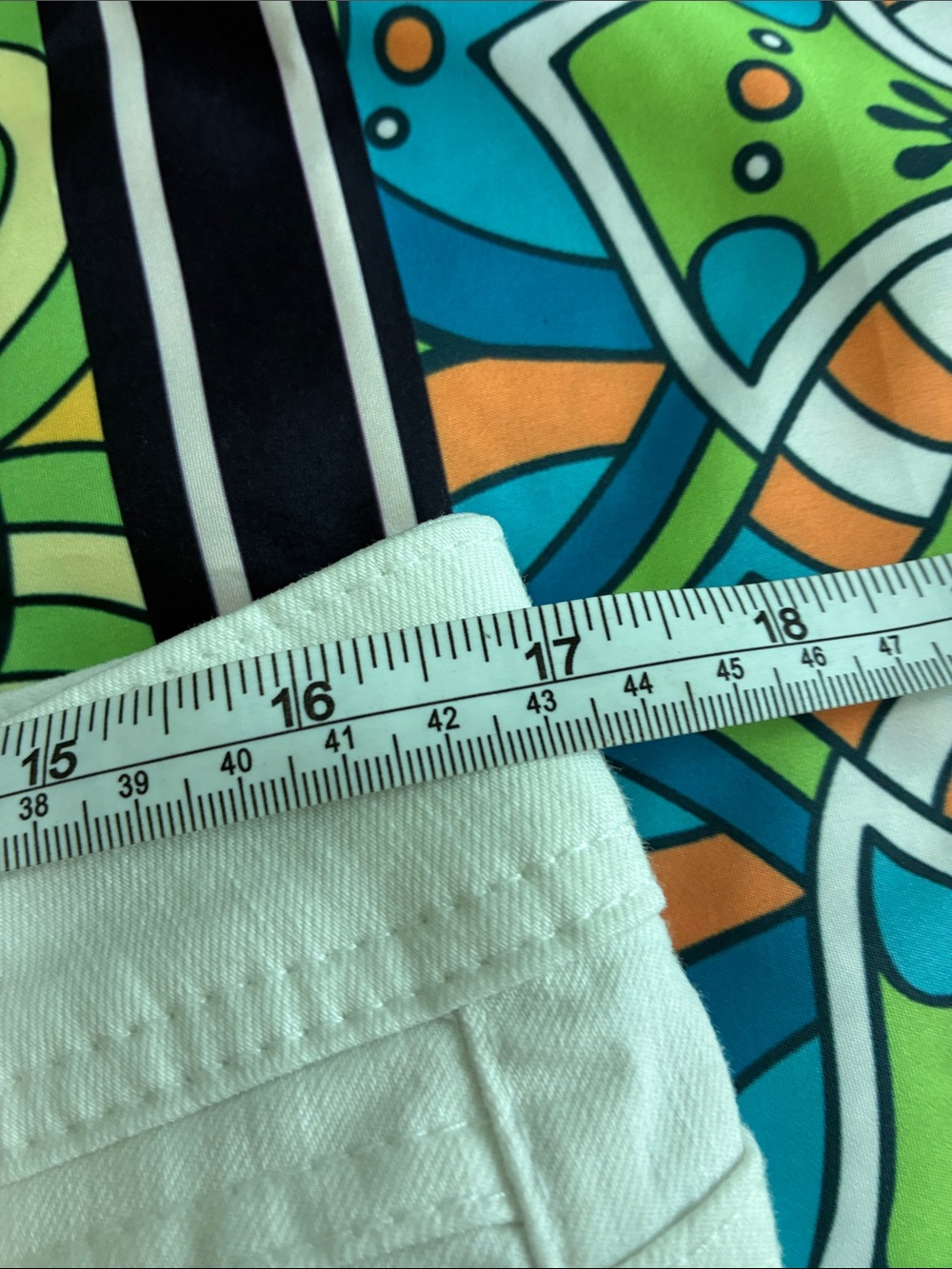 Democracy White Cropped Jeans - Picture 6 of 7
